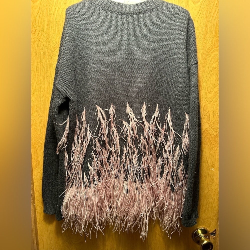 ELIZABETH AND JAMES Grey with Pink Ostrich Feather Trim Sweater size medium - Picture 5 of 10